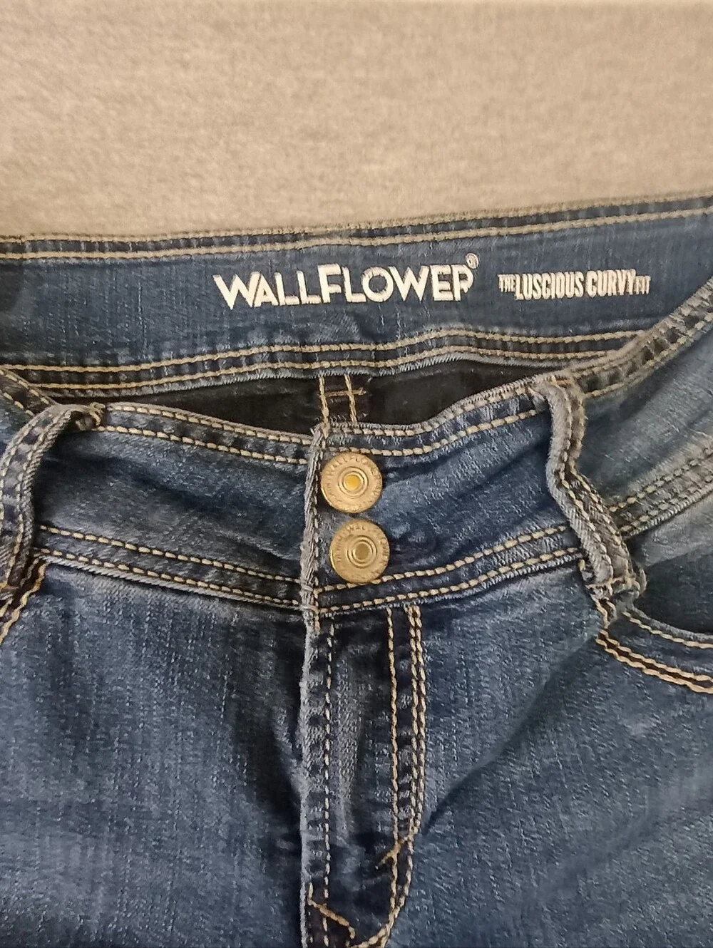 Women's Size 7 Wallflower Dark Blue Flare Jeans